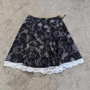 Elegant Floral Lace-Trimmed Skirt by Youngstreet - Size LG